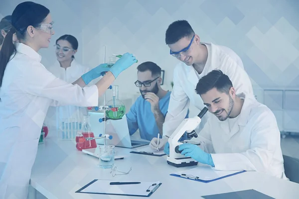 Estudantes de medicina trabalhando em laboratório científico moderno, tom de cor — Fotografia de Stock