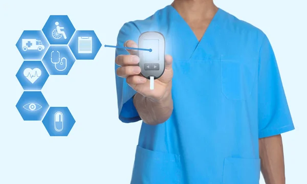 Médico sosteniendo dispositivo médico moderno e iconos informativos sobre fondo blanco, primer plano —  Fotos de Stock