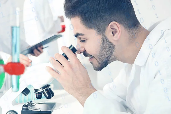 Estudante de medicina trabalhando com microscópio em laboratório científico moderno — Fotografia de Stock