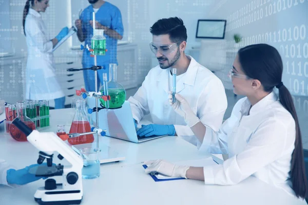 Studenti di medicina che lavorano nel moderno laboratorio scientifico, tono di colore — Foto Stock