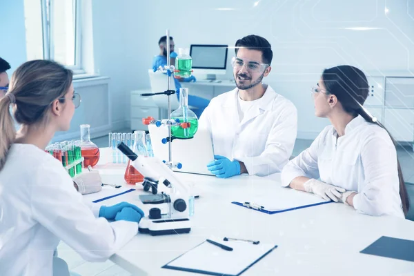 Estudantes de medicina trabalhando em laboratório científico moderno — Fotografia de Stock