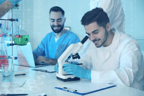 Estudiantes de medicina trabajando en laboratorio científico moderno, tono de color — Foto de Stock