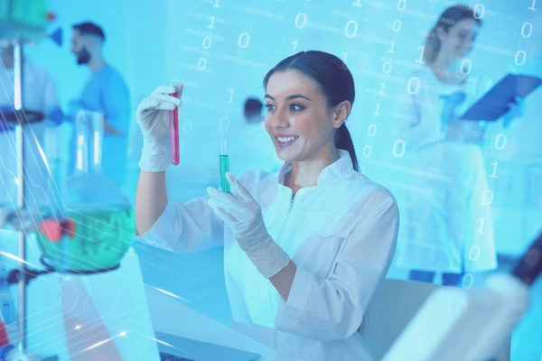 Medische student werkzaam in de moderne wetenschappelijke laboratorium, kleurtoon — Stockfoto