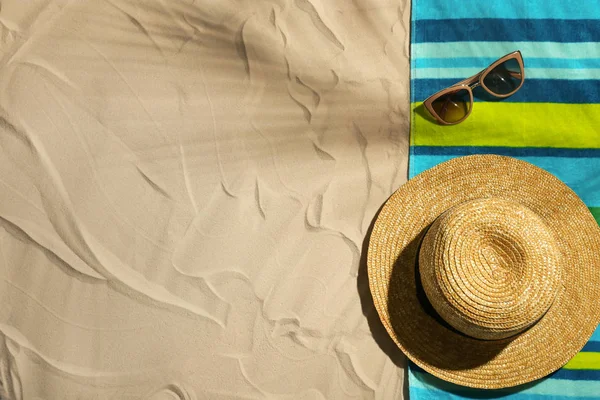 Plaj nesneleri ve kum üzerinde metin için alan ile düz yatıyordu kompozisyon