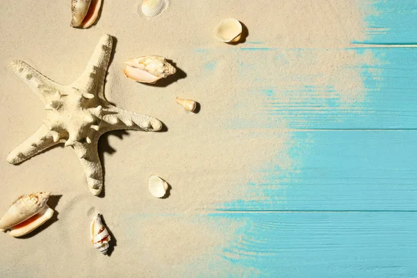 Composición plana con conchas marinas, arena de playa y espacio para texto sobre fondo de madera — Foto de Stock