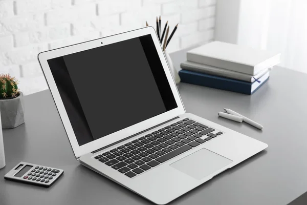 Moderne laptop met leeg scherm op tafel. Ruimte voor design — Stockfoto