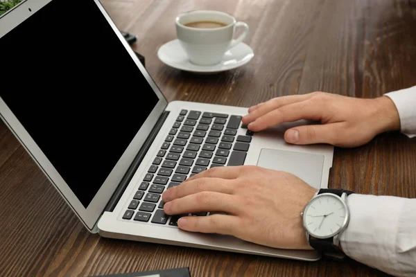 Hombre trabajando con el portátil en la mesa, primer plano. Espacio para el diseño — Foto de Stock