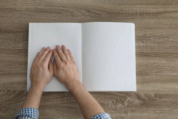 Blind Man leesboek geschreven in braille aan tafel, bovenaanzicht — Stockfoto