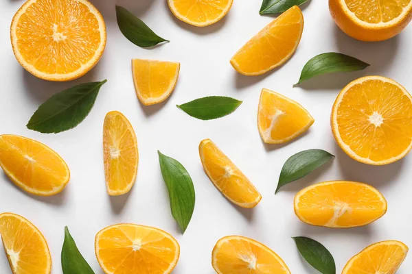 Composition avec des oranges mûres sur fond blanc, vue de dessus — Photo