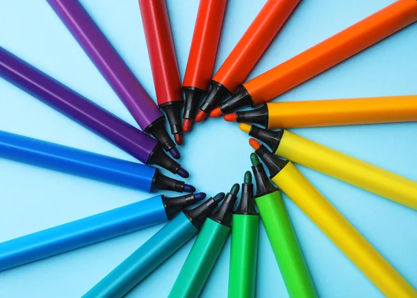 Composición plana con marcadores sobre fondo de color. Paleta arco iris — Foto de Stock