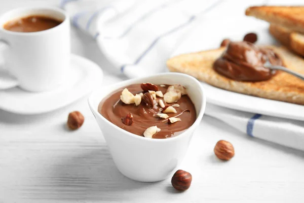 Schokoladencreme mit Haselnüssen in Dessertschüssel auf dem Tisch serviert — Stockfoto