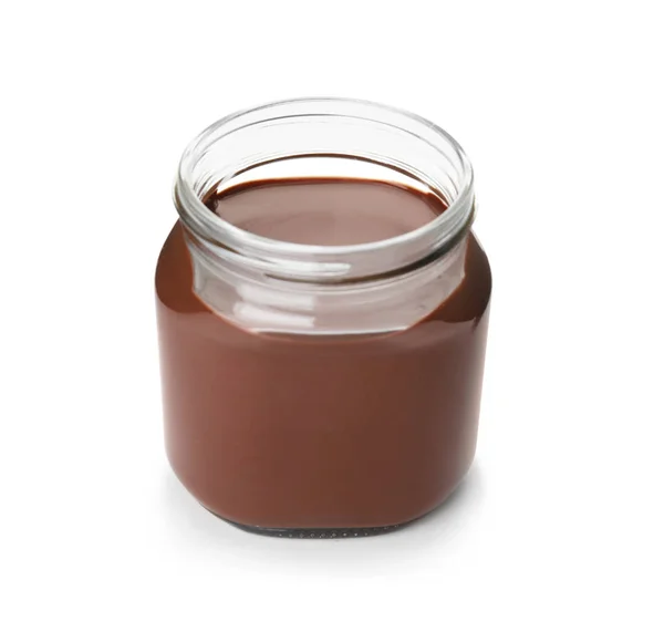 玻璃罐与美味的巧克力奶油隔离在白色 — 图库照片
