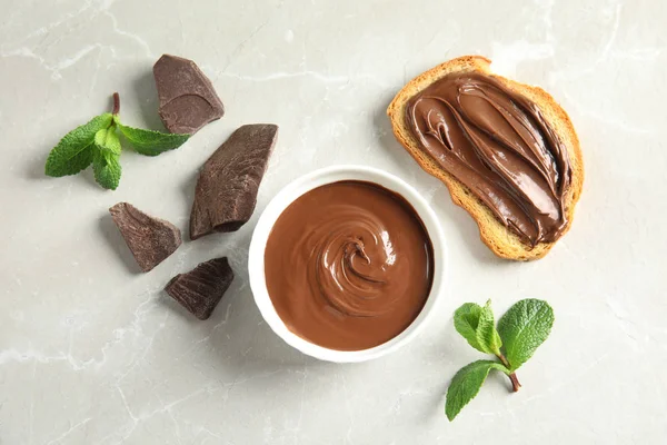 Flache Liegekomposition mit leckerem Schokoladenmousse, Brot und Minze auf dem Tisch — Stockfoto