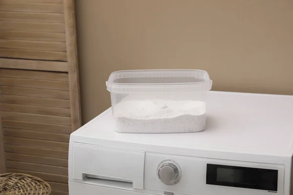 세탁실에 있는 세탁기에 세제 분말을 가진 플라스틱 콘테이너 — 스톡 사진