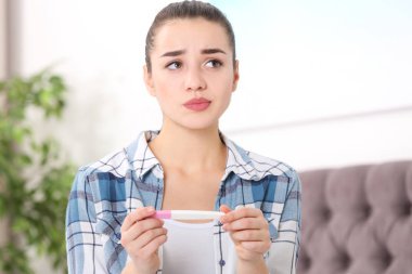 Hamilelik testi evde olan kadın. Kadın hastalıkları ve doğum