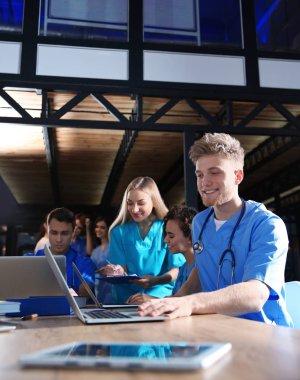 Üniversite gadgets ile akıllı tıp öğrencileri grubu