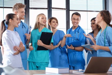 Üniversitede akıllı tıp öğrencileri grubu