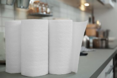 Mutfak, closeup tabloda rulo kağıt havlu