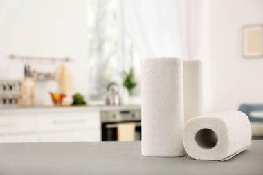 Mutfak tabloda rulo kağıt havlu