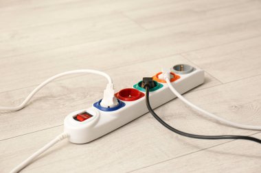 Zemin üzerinde uzatma kablosu. Elektrikçi profesyonel ekipmanları
