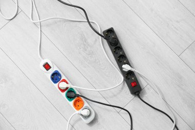 Katta uzatma kabloları, üst görünüm. Elektrikçi profesyonel ekipmanları