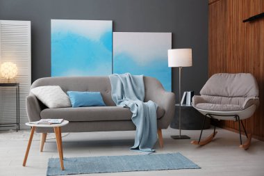 Modern oturma odası iç rahat kanepe ve sallanan sandalye ile