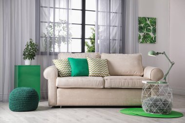 Modern oturma odası iç pencerede yakın rahat kanepe