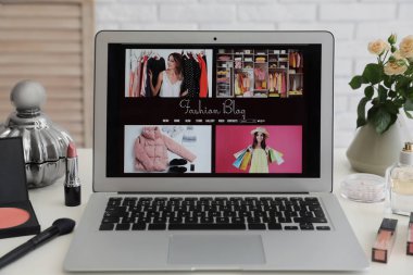 Masa üzerinde açık moda blogger sitesi ile Laptop