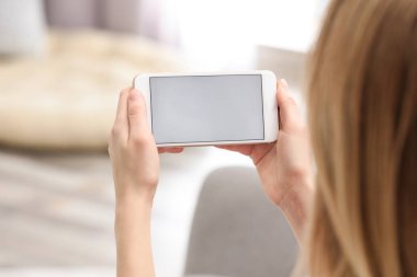 Evde akıllı telefonda video sohbet kullanarak genç kadın, çekim. Tasarım alanı