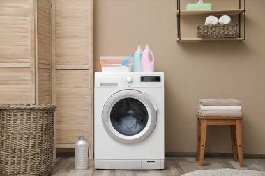 Çamaşır odası iç renkli duvar yakın modern çamaşır makinesi