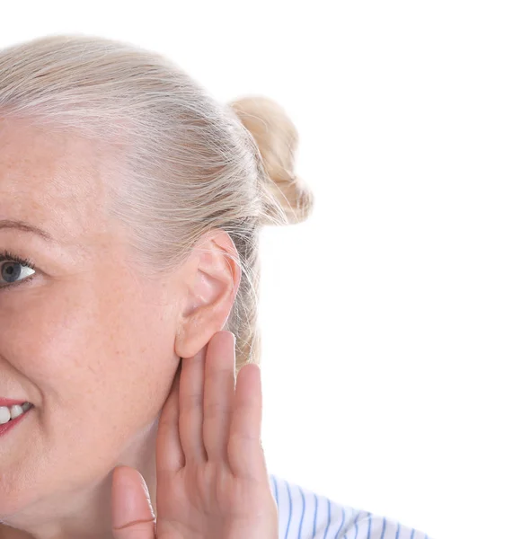Mujer madura con problemas de audición sobre fondo blanco, primer plano — Foto de Stock