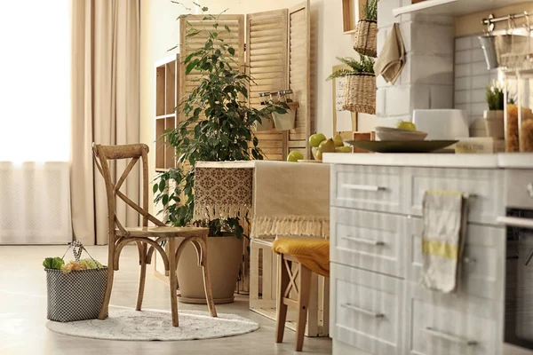 Interior de cocina moderna con cajas de madera como muebles ecológicos — Foto de Stock