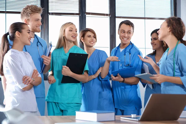 Grupo de estudiantes de medicina inteligentes en la universidad — Foto de Stock