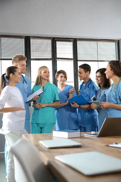 Grupa inteligentnych studentów medycyny w college'u — Zdjęcie stockowe