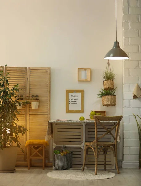 Interior de cozinha moderna com caixas de madeira como móveis eco — Fotografia de Stock