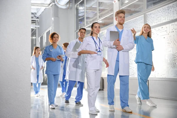 Grupa studentów medycyny w korytarzu kolegium — Zdjęcie stockowe