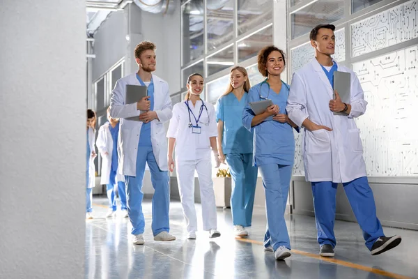 Grupo de estudantes de medicina no corredor da faculdade — Fotografia de Stock