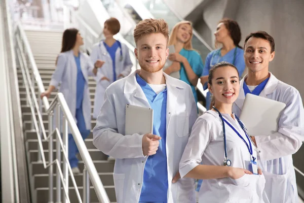 Группа студентов-медиков в коридоре колледжа — стоковое фото