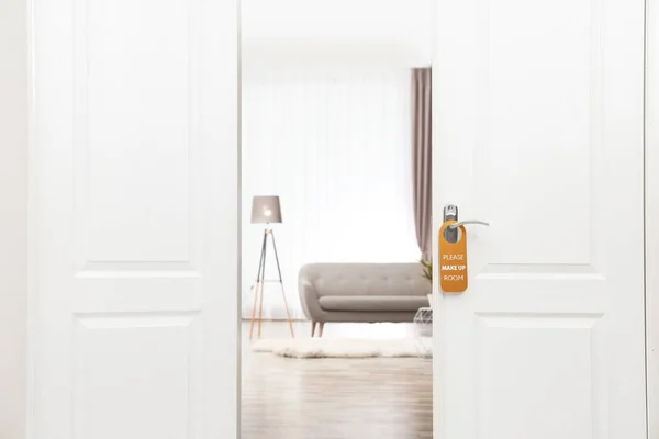 Öppna dörren med logga Vänligen göra upp rummet på handtag på hotel — Stockfoto