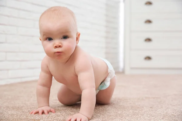 Lindo bebé arrastrándose en la alfombra en el interior — Foto de Stock