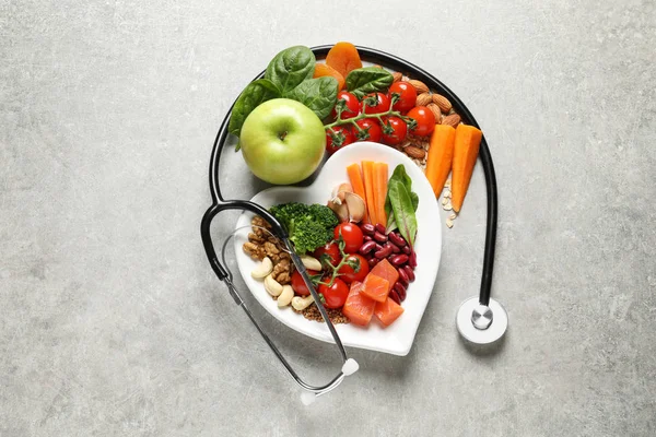 Composition à plat avec assiette de produits pour une alimentation saine pour le cœur sur fond gris — Photo