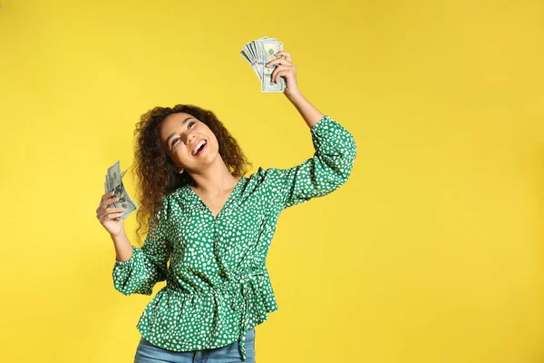 Joven mujer afroamericana con dinero sobre fondo de color. Espacio para texto —  Fotos de Stock