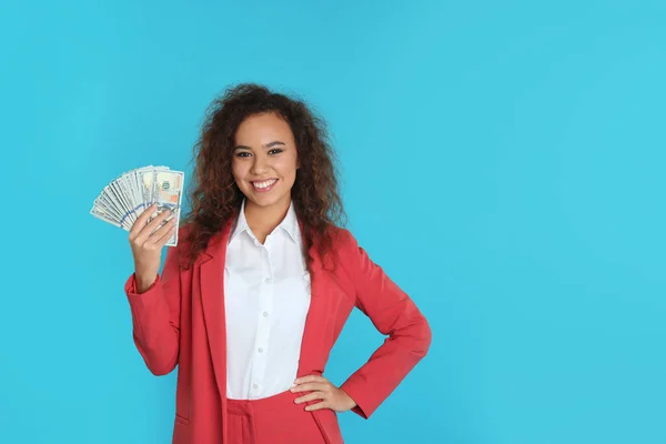 Mujer de negocios afroamericana con dinero sobre fondo de color. Espacio para texto —  Fotos de Stock