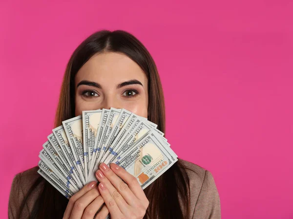 Geschäftsfrau mit Geld auf farbigem Hintergrund. Raum für Text — Stockfoto