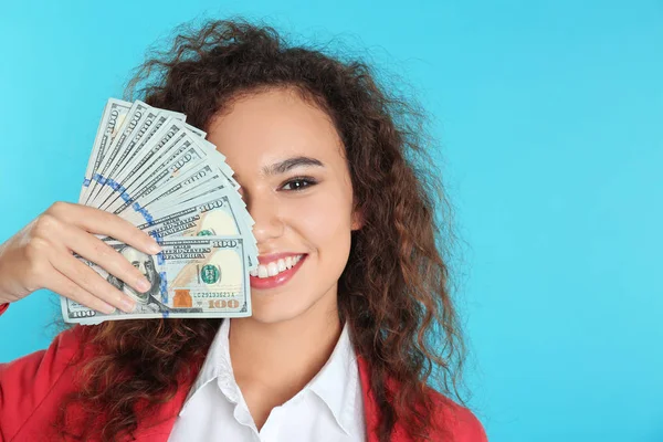 Mujer de negocios afroamericana con dinero sobre fondo de color. Espacio para texto —  Fotos de Stock