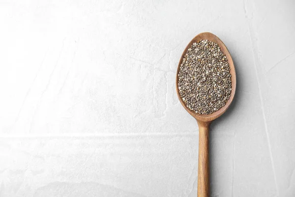 Cucchiaio con semi di chia su fondo chiaro, vista dall'alto. Spazio per testo — Foto Stock