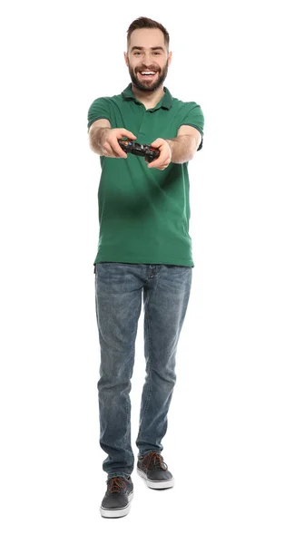 Emotionaler junger Mann spielt Videospiele mit Controller isoliert auf Weiß — Stockfoto