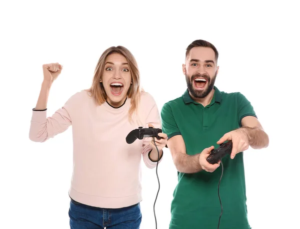 Pareja emocional jugando videojuegos con controladores aislados en blanco — Foto de Stock