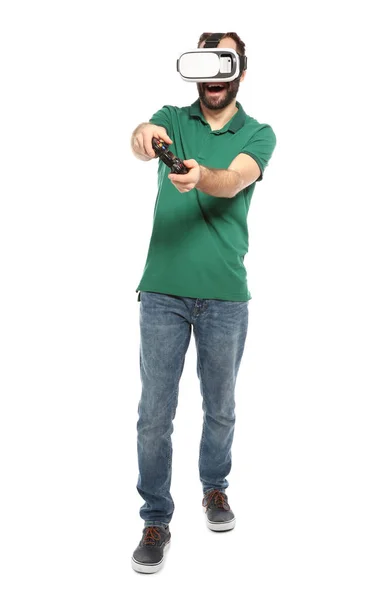Jeune homme émotionnel jouant à des jeux vidéo avec casque de réalité virtuelle et contrôleur isolé sur blanc — Photo