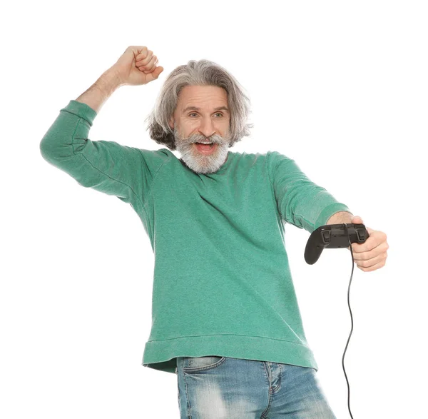 Emocjonalny dojrzały człowiek grając w gry wideo z kontrolerem na białym tle — Zdjęcie stockowe